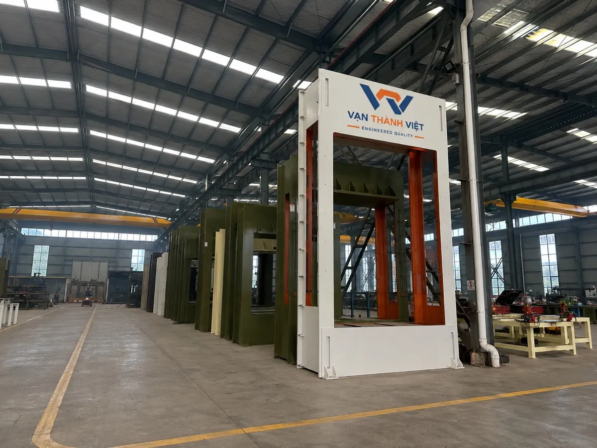 Dãy máy ép nguội mang nhãn Vạn Thành Việt đang hoàn thiện trong xưởng